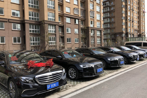 奔驰E级+4 辆奥迪A6L车队