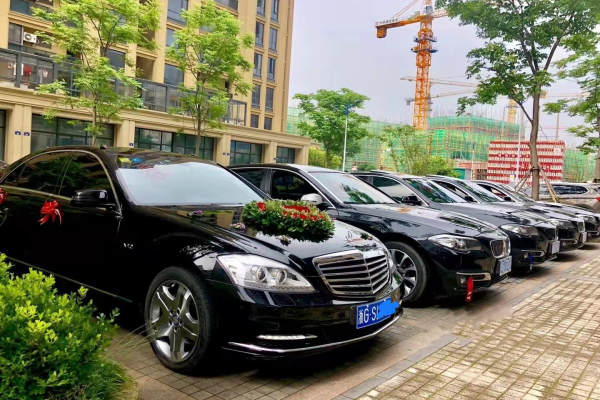 奔驰奔驰s350+宝马5系车队