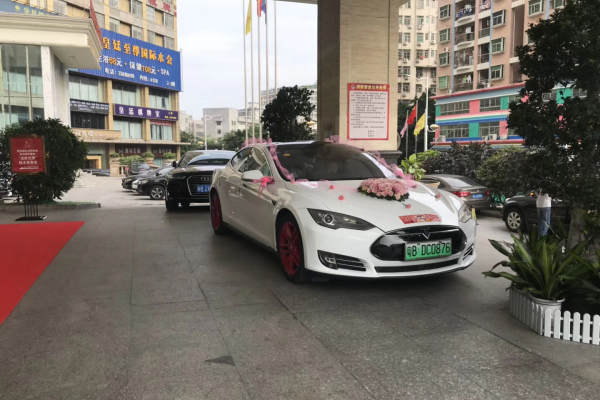 特斯拉MODELS+奥迪A6L车队