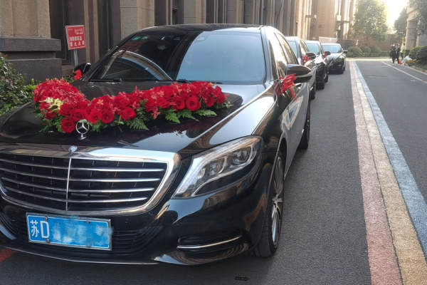 奔驰S级+5 辆奔驰E级车队