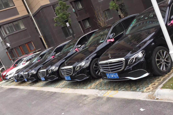 法拉利458+3辆奔驰E级车队