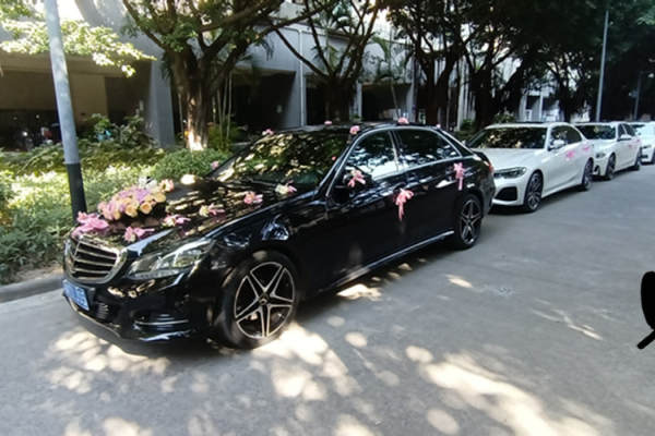 奔驰E级+3辆宝马3系车队