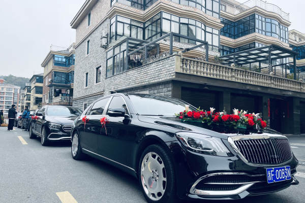 迈巴赫+奔驰E级车队