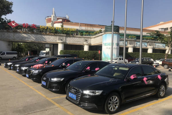 林肯10米加长款+5辆奥迪A6L车队