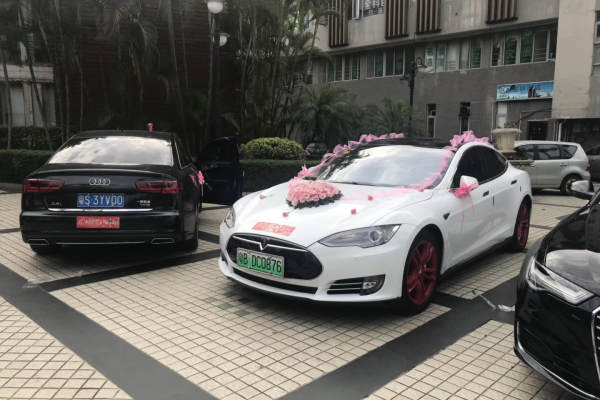 特斯拉MODELS+奥迪A6L车队