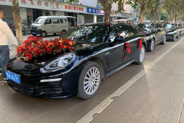 保时捷帕拉梅拉+红旗H9车队