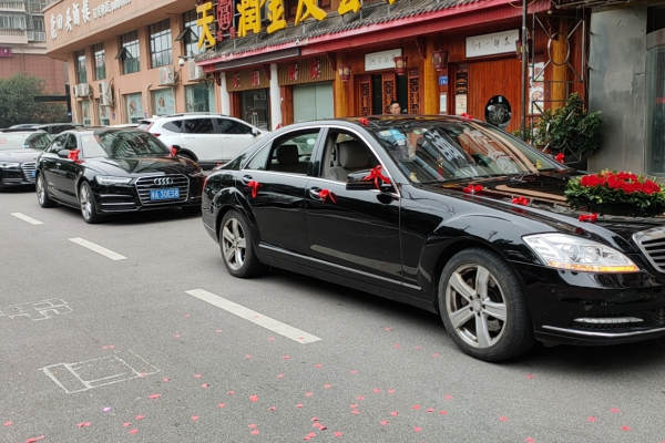 奔驰S350+5辆奥迪A6L车队