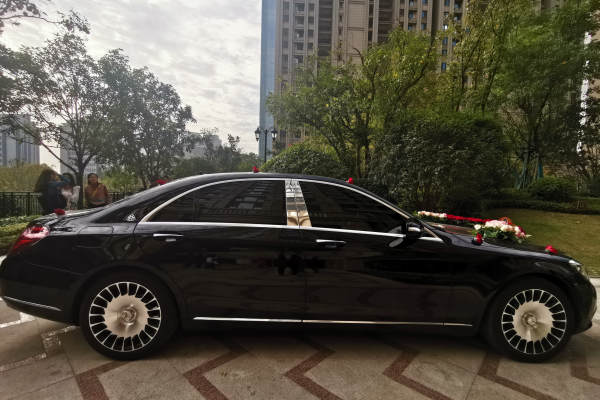 迈巴赫S450+奥迪A6L车队