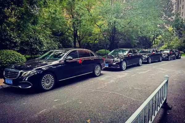 迈巴赫+奔驰E级车队