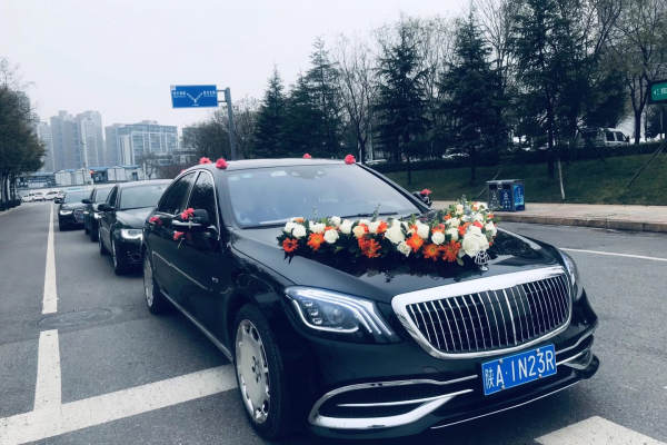奔驰奔驰迈巴赫+奔驰E级车队