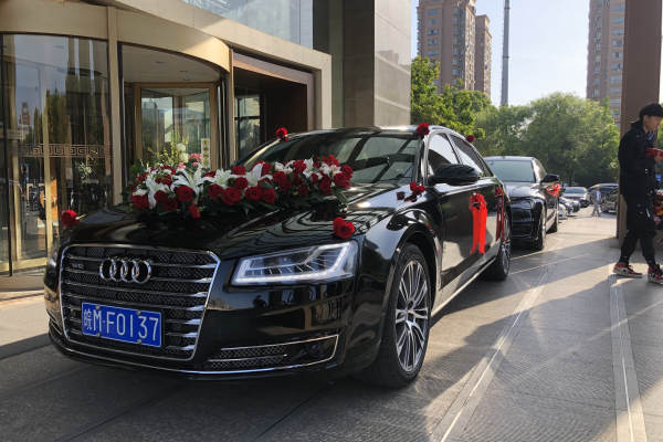 奥迪A8+5辆奥迪A6车队
