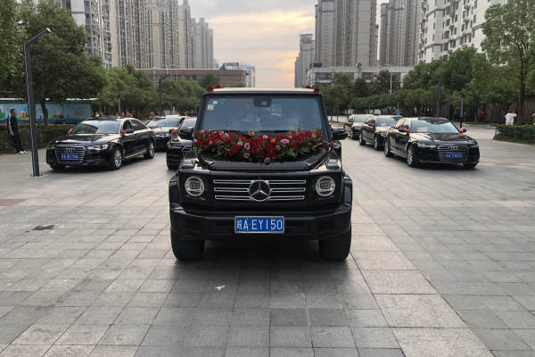 奔驰奔驰大G+奥迪A6L车队