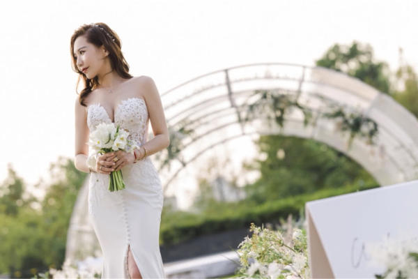 浪漫户外设计款白绿半圆夏季草坪婚礼