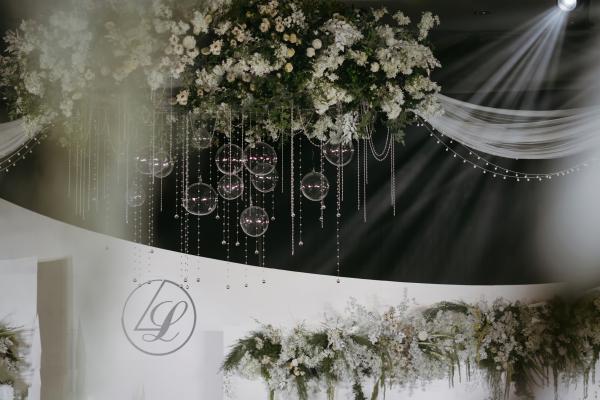 韩系风格婚礼的感觉是无暇而纯粹的。我们不再是隔着玻璃看回忆，