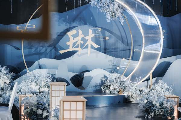 你撑把油纸伞，走过江南水乡烟雨成画，你是画中人亦是心上人蓝色