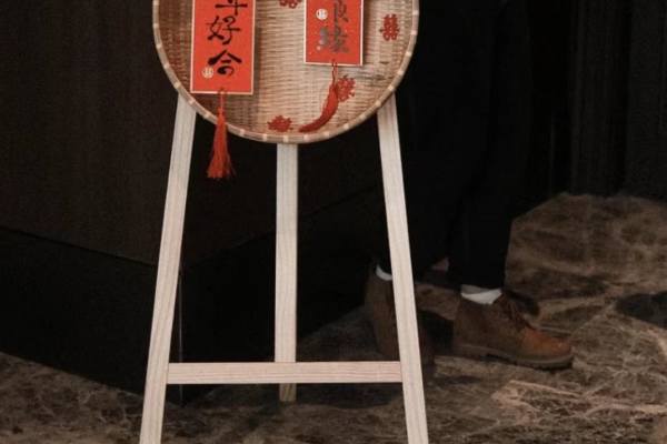 小众简单的迎宾水牌真的超级出片啦！材料：画架、圆形竹簸箕、百