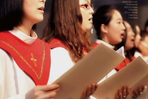 你说思恋在远方　　远方氤氲花香　　你说你在远方　　思恋沁入心