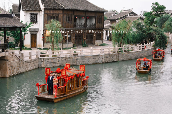 🏮一曲溪流一曲烟，流淌氤氲芳华🏮撑长篙泛舟溪上，观水上迎亲，