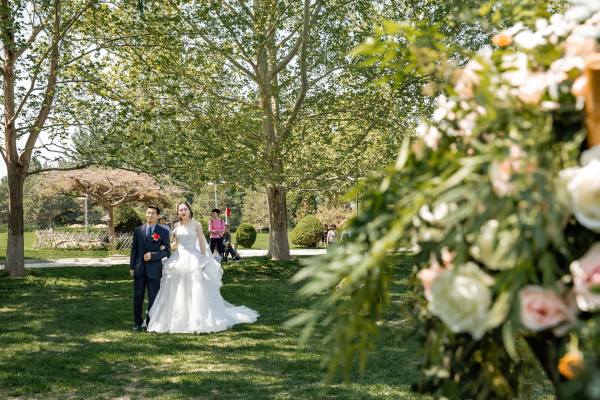 简约木门婚礼户外夏季婚礼适合草坪布置