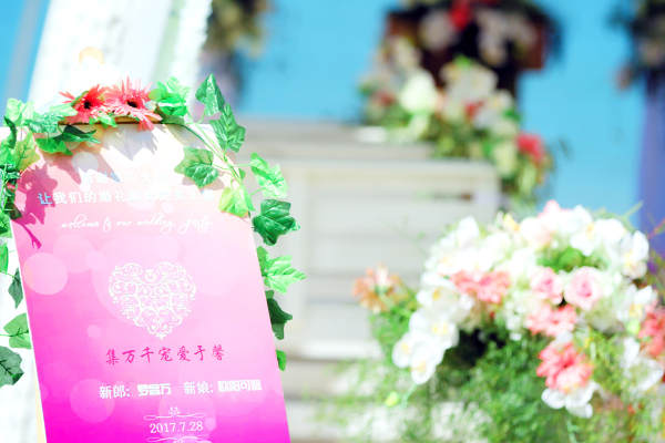 三亚海边旅行两人教堂婚礼婚纱