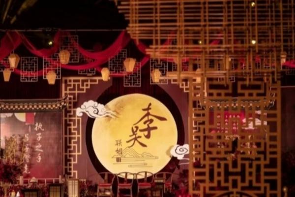 #最美不过中国红凤冠霞帔，三书六礼，国风回潮之时，我用最古典
