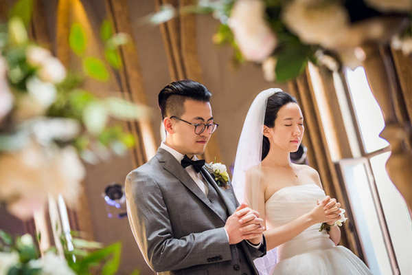 我以永远的爱爱你，我以慈爱吸引你，聘你永远归我为妻，永以慈爱