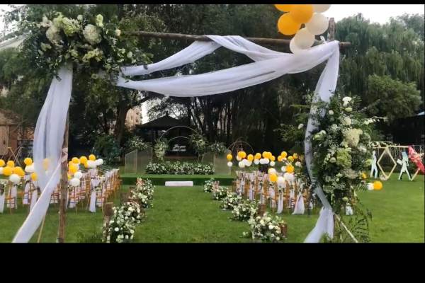 橙色气球在初秋这个季节为草坪婚礼增添了一线生机，使整个草坪婚