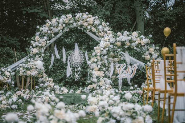 【纯恋婚礼】特色满天星花艺&户外小清新草坪婚纱照