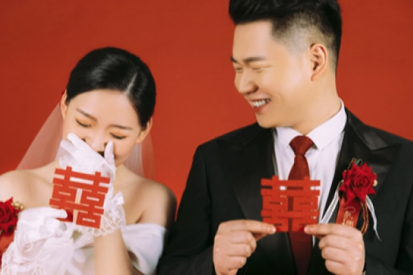 私人订制婚纱照+服装任选+底片全送+外景任选