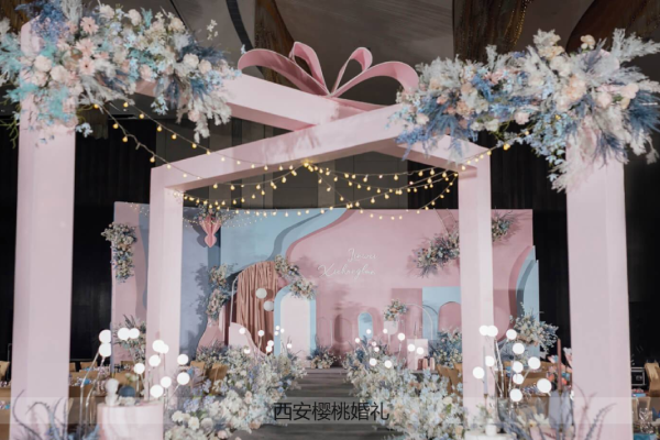 蓝粉撞色婚礼布置