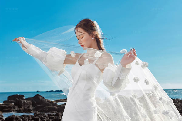 海边礁石婚纱照