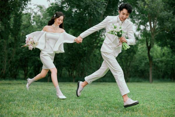 《热销爆款》婚纱照 来店咨询免费接送