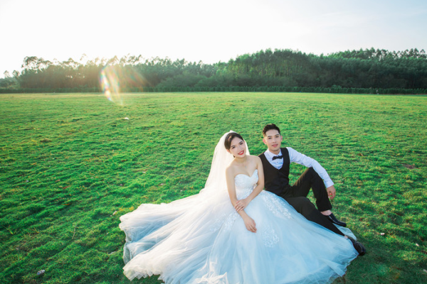 超自然美的草坪婚纱照