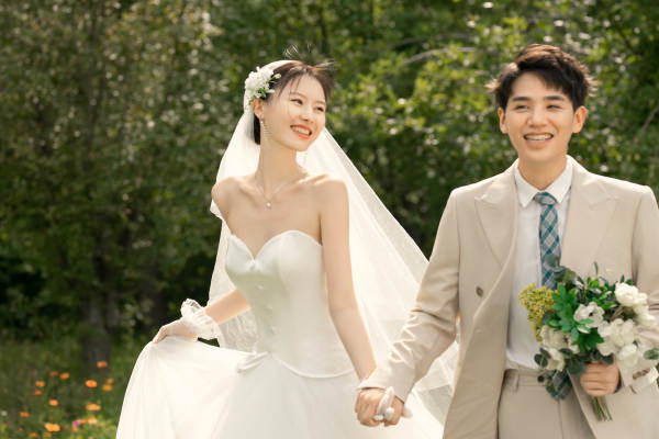 《限时抢购》婚纱照 送全新婚纱一套 婚纱摄影