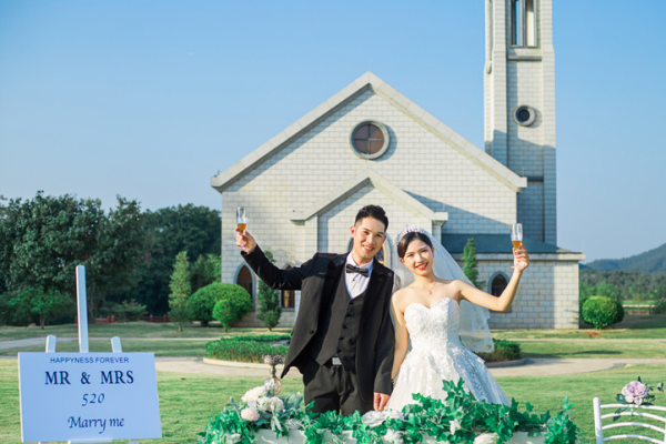 仪式感草坪婚纱照