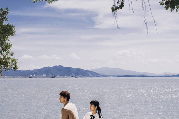 拍了一组很赫本的#复古婚纱照