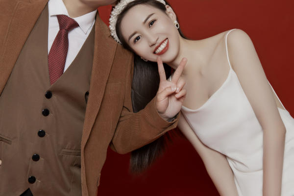 拍婚纱照用红色背景,没想到这么好看!