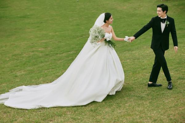自带滤镜的草坪婚纱照