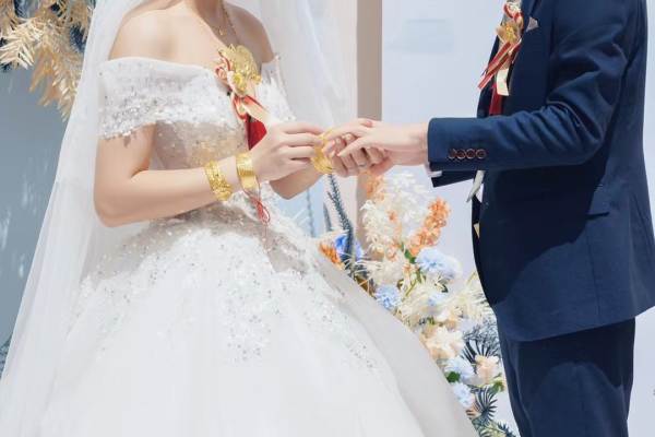 小庭院蓝色户外婚礼