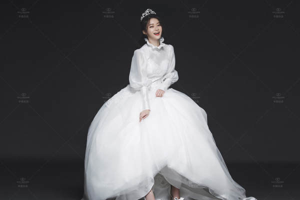 戴皇冠的少女
