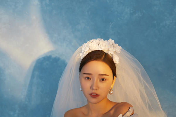 经典蓝色背景婚纱照