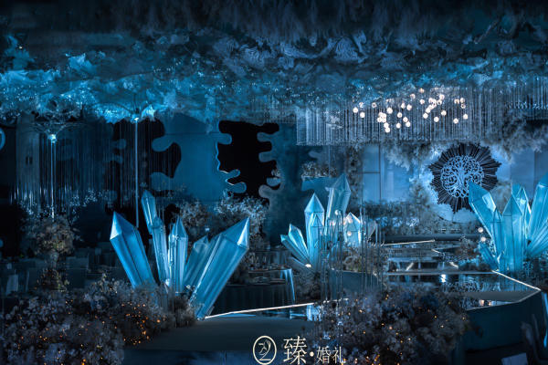 蓝色代表了天空和海洋，象征了自由和新方向