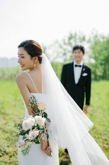 看了很多次还是很喜欢温柔浪漫的森系婚纱照