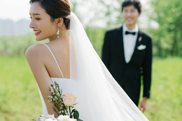 看了很多次还是很喜欢温柔浪漫的森系婚纱照