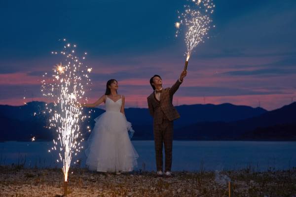 关于夏天的回忆，是海边、烟花、婚纱和你
