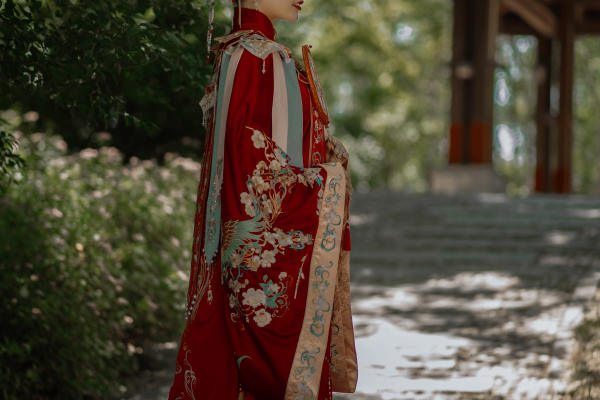 请大数据把我推荐给爱汉服婚纱照的仙女