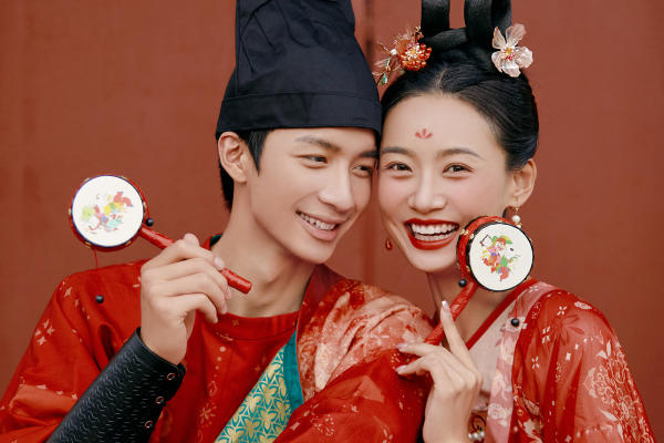 俏皮可爱的唐风汉服婚纱照/也太甜了吧