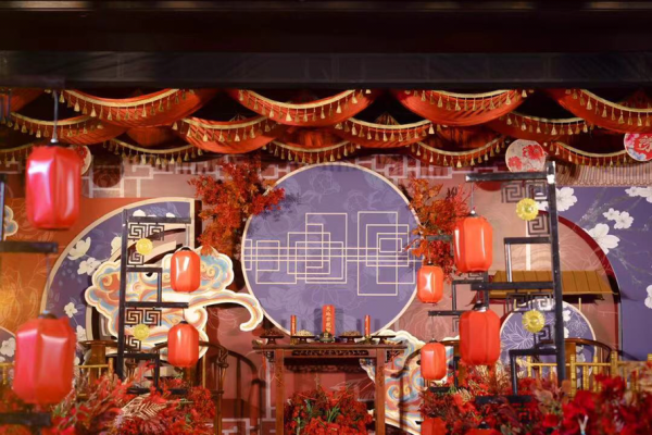 桃之夭夭，灼灼其华。之子于归，宜其室家