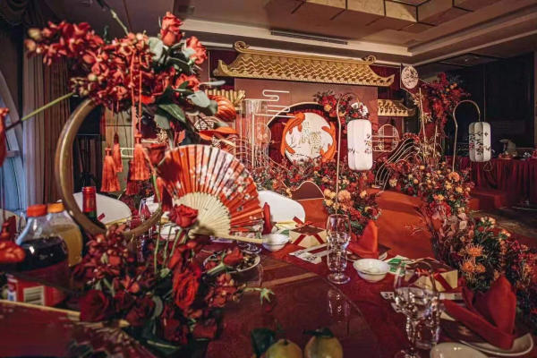 亭台楼阁，朱墙碧瓦，金竹红鲤，折扇宫灯，两姓联姻
