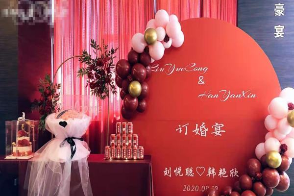 红色系小预算订婚宴布置